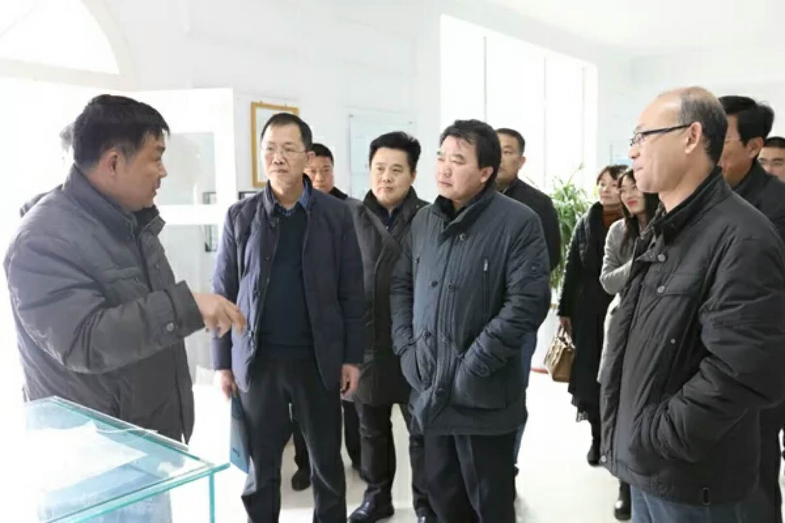 安陽市高新區(qū)負(fù)責(zé)人李長治、管委會副主任牛福生一行深入我司調(diào)研